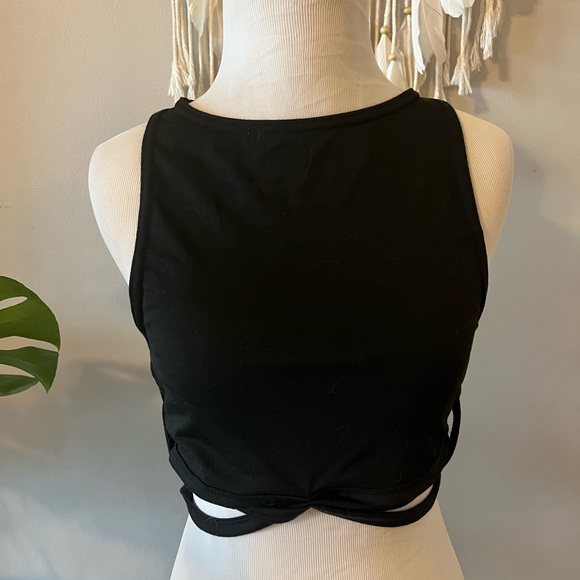 Cross Cross Crop 🖤 - Picture 4 of 4